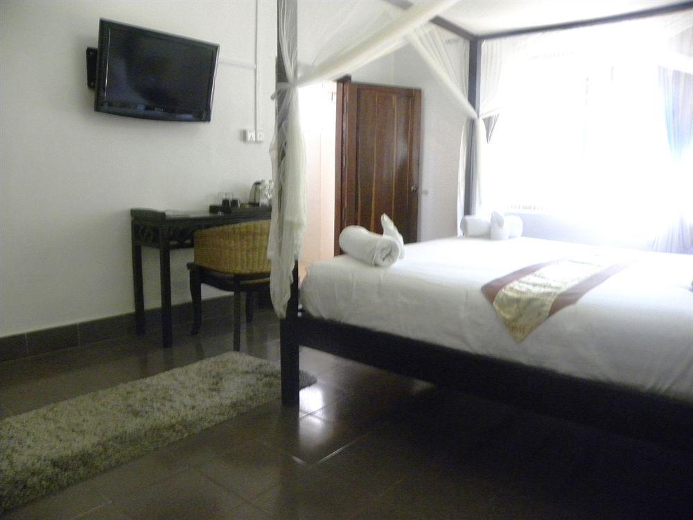 The Willow Boutique Hotel Phnom Penh Exterior photo